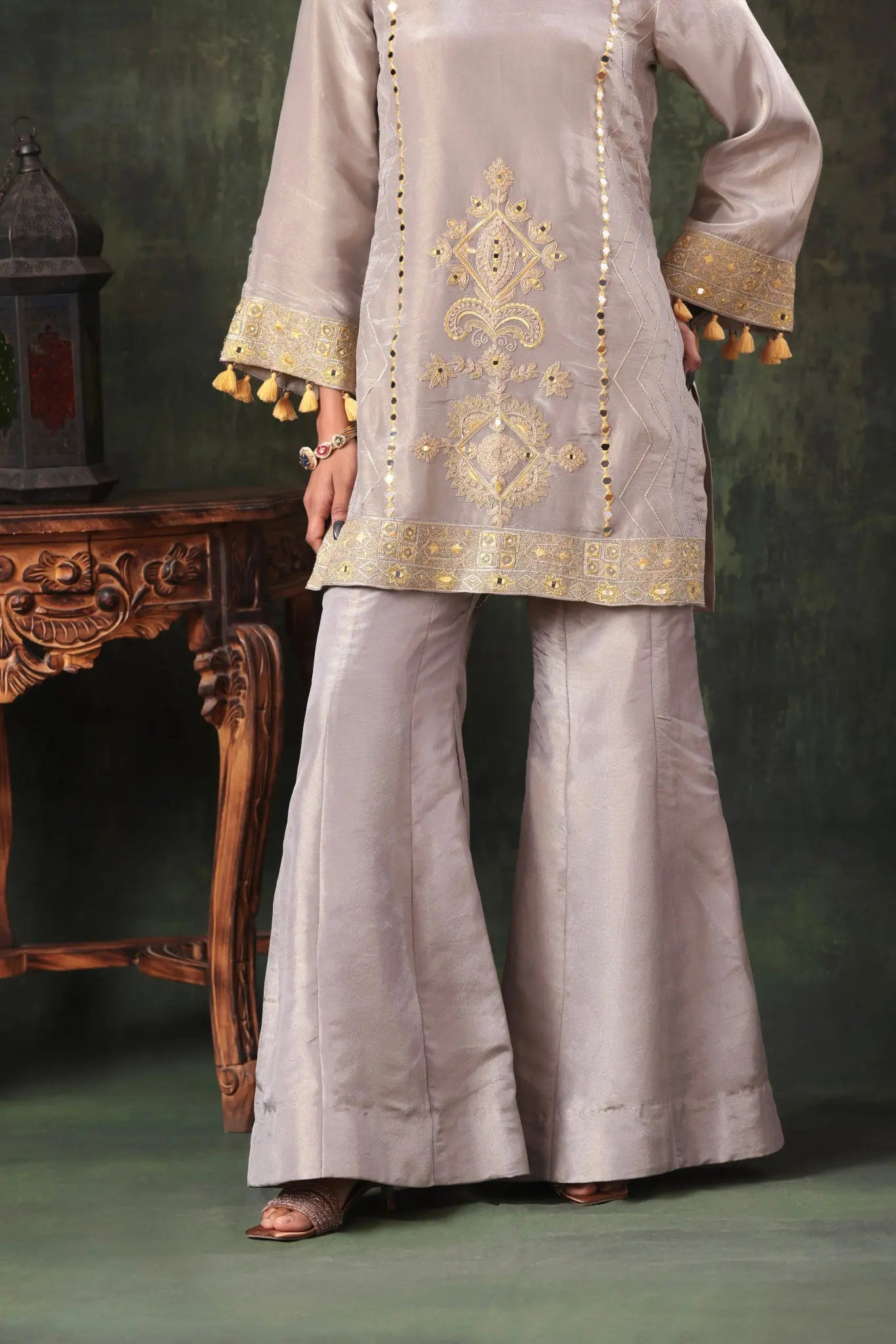 The Silver Citrine Mirror Set Arzoo Essentials