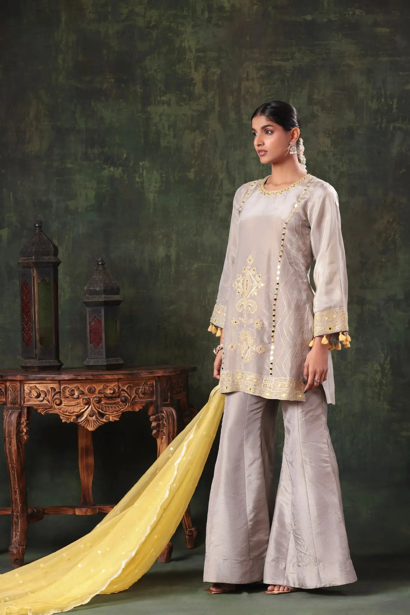 The Silver Citrine Mirror Set Arzoo Essentials